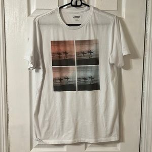 Mens Old Navy Surf Graphic Tee, Size Medium.